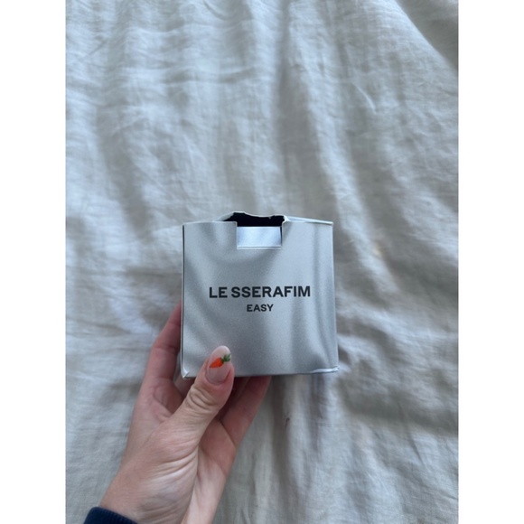 LE SSERAFIM Tube socks and sweatband merch from pop up - Picture 4 of 4